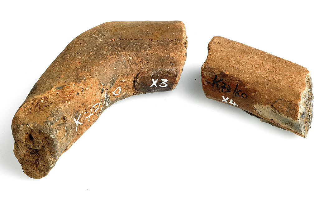 Fragment van oor van aarden schenkkan