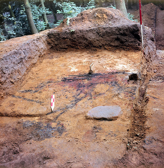 Fig 17: Sandsteinmühlstein im Vordergrund