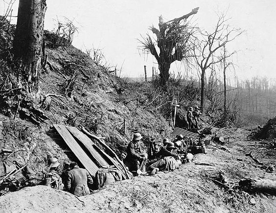 Duitse infanteristen in holle weg tussen Kemmelberg en Monteberg